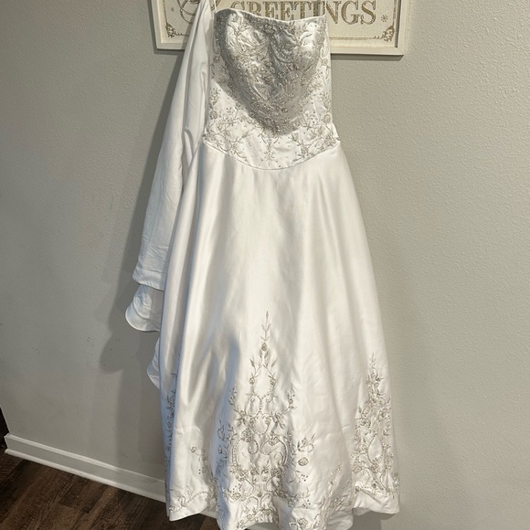 Luxury Wedding Dress with crystals and exotic large drape - Picture 5 of 7